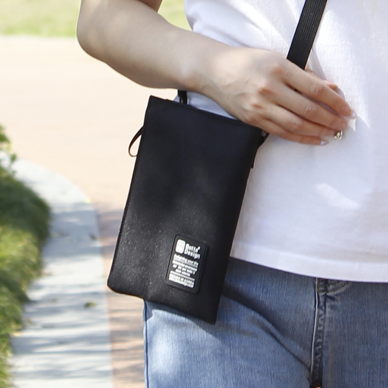 BOTTA DESIGN黑色手机包简约旅行户外小包女斜挎包散步单肩电话袋
