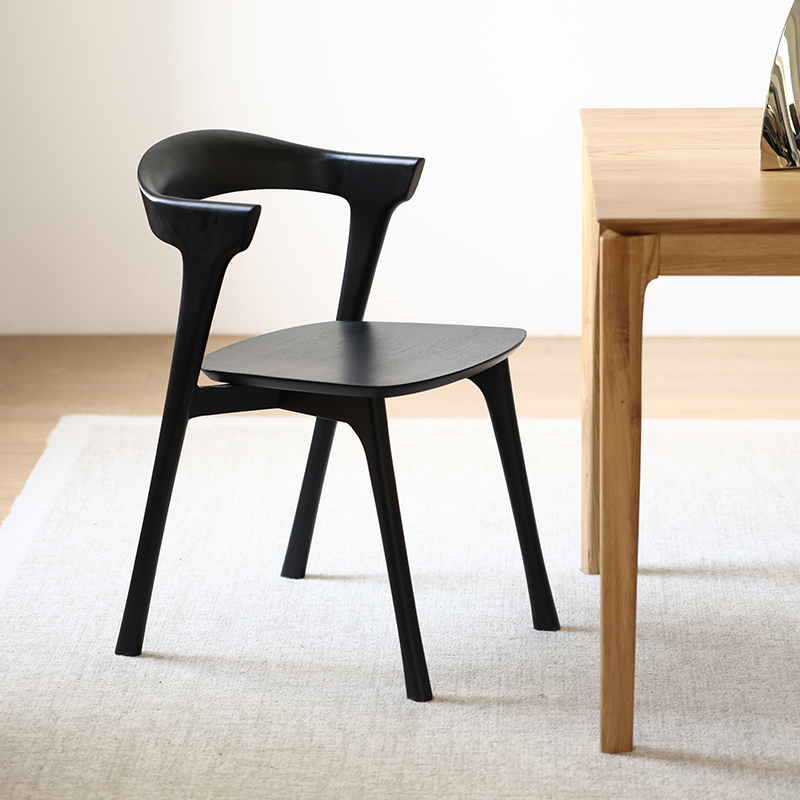 北欧风实木餐椅现代极简表情餐厅原木色黑色白橡木椅子网红设计师