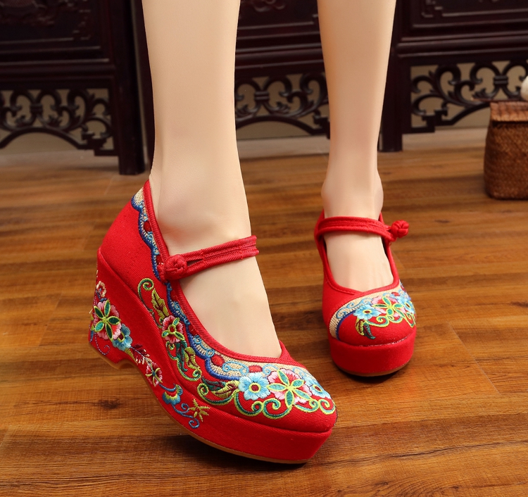 新款舒适高跟绣花老北京布鞋女坡跟刺绣新娘红色婚鞋8cm秀禾鞋