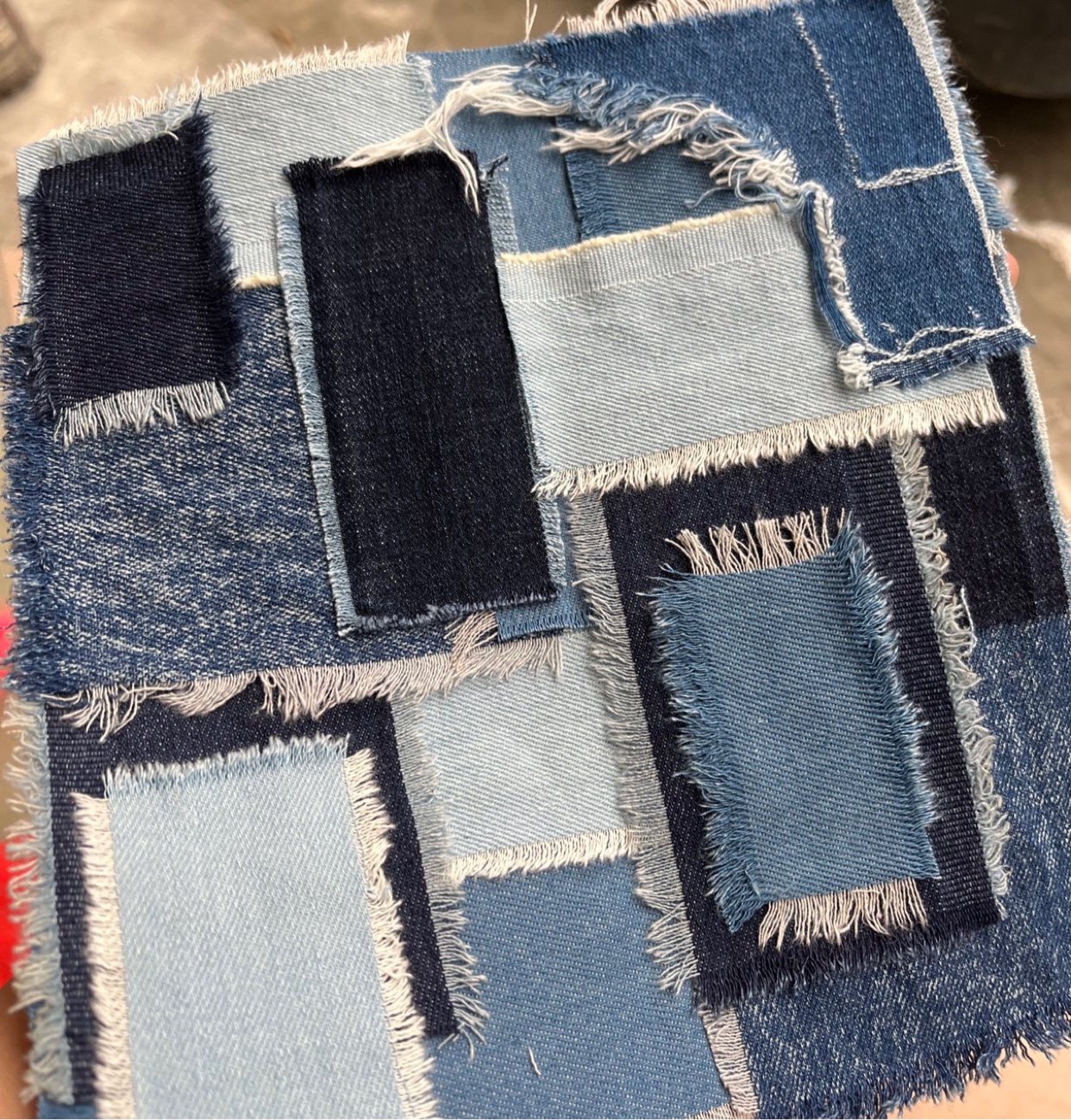 工厂剩余牛仔布料做旧毛边条面料再造拼接百家布设计师学用蓝色系