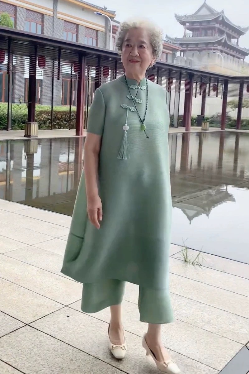 中老年气质妈妈褶皱套装中国风洋气减龄旗袍连衣裙优雅裤子两件套