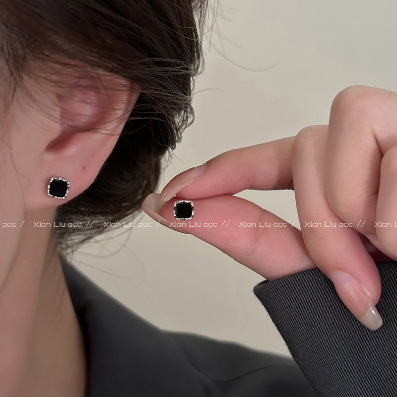 迷你精致黑色方形耳钉新款2024爆款养耳洞耳环小巧气质高级感耳饰