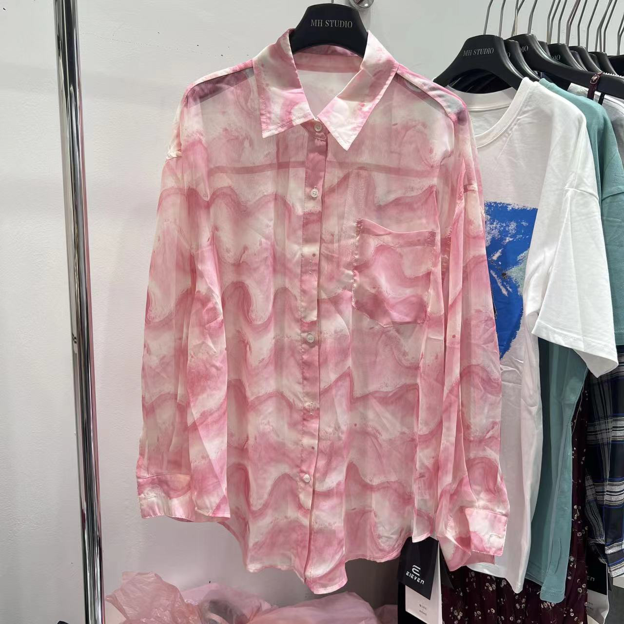 4.14特价～6670粉色女士衬衫搭配红色印花水彩图案外套