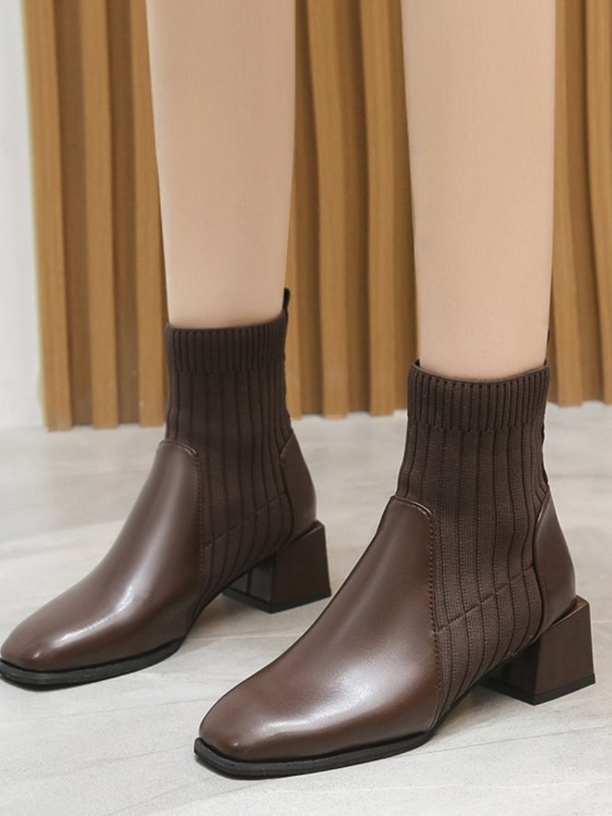 袜子靴女2024年新款棕色马丁靴秋冬季高跟女鞋针织搭配裤子的短靴