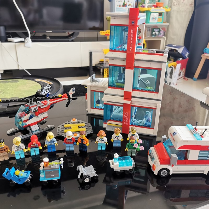 礼物儿童城市系列抗击疫情救护车医院大楼益智男孩子拼装积木玩具