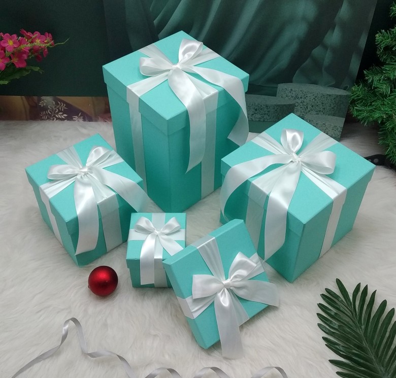 蒂芙尼正方形礼品盒圣诞节橱窗纸盒礼物包装盒定制盒拍照道具堆头