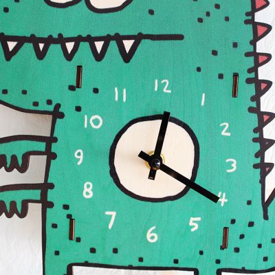 新款创意儿童房绿色恐龙卡通木质摆幼儿园钟挂钟卡通创意钟表