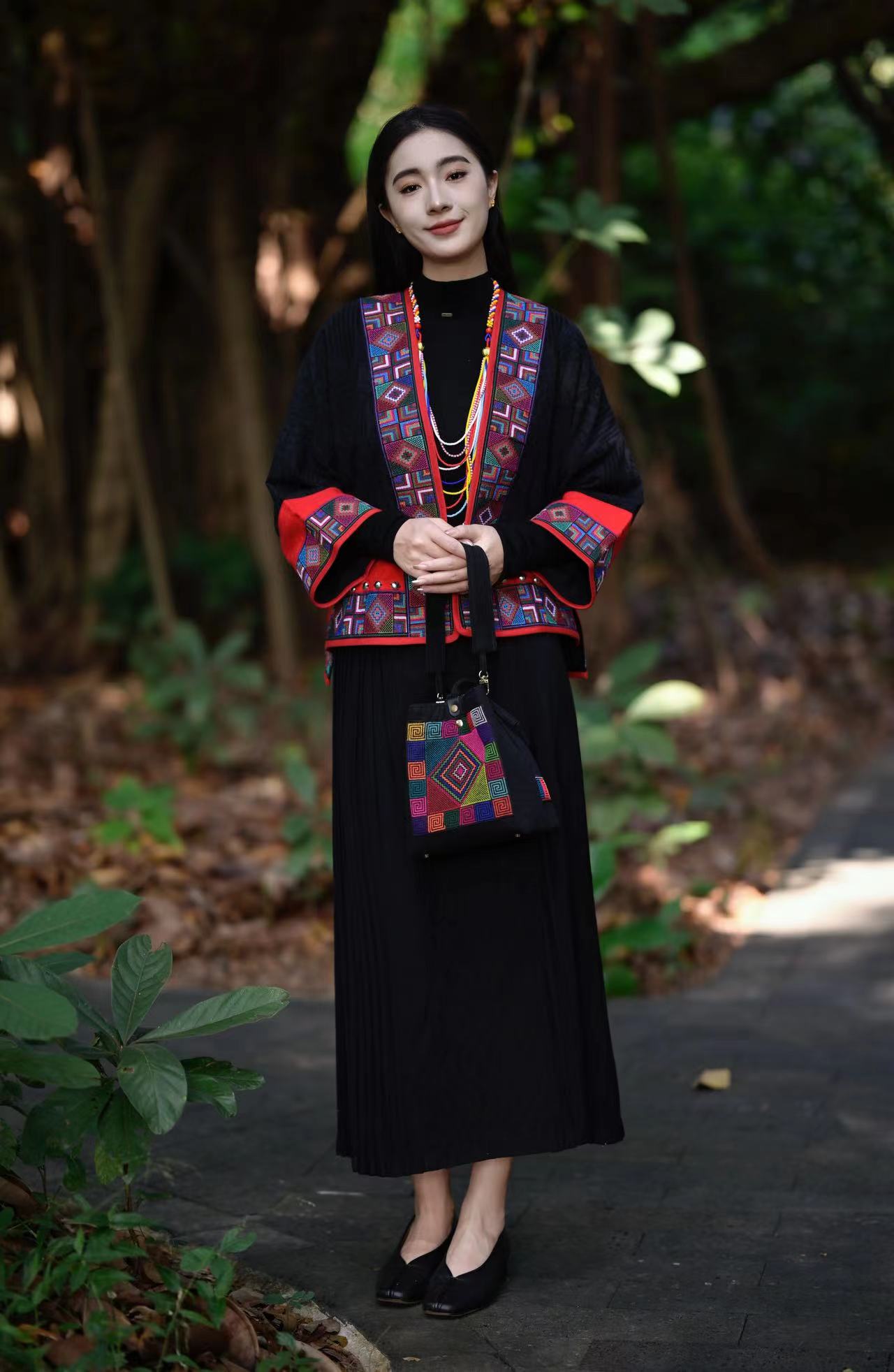 哈尼族服饰红河哈尼彝族自治州舞蹈服饰刺绣设计哈尼宝贝舞蹈订制