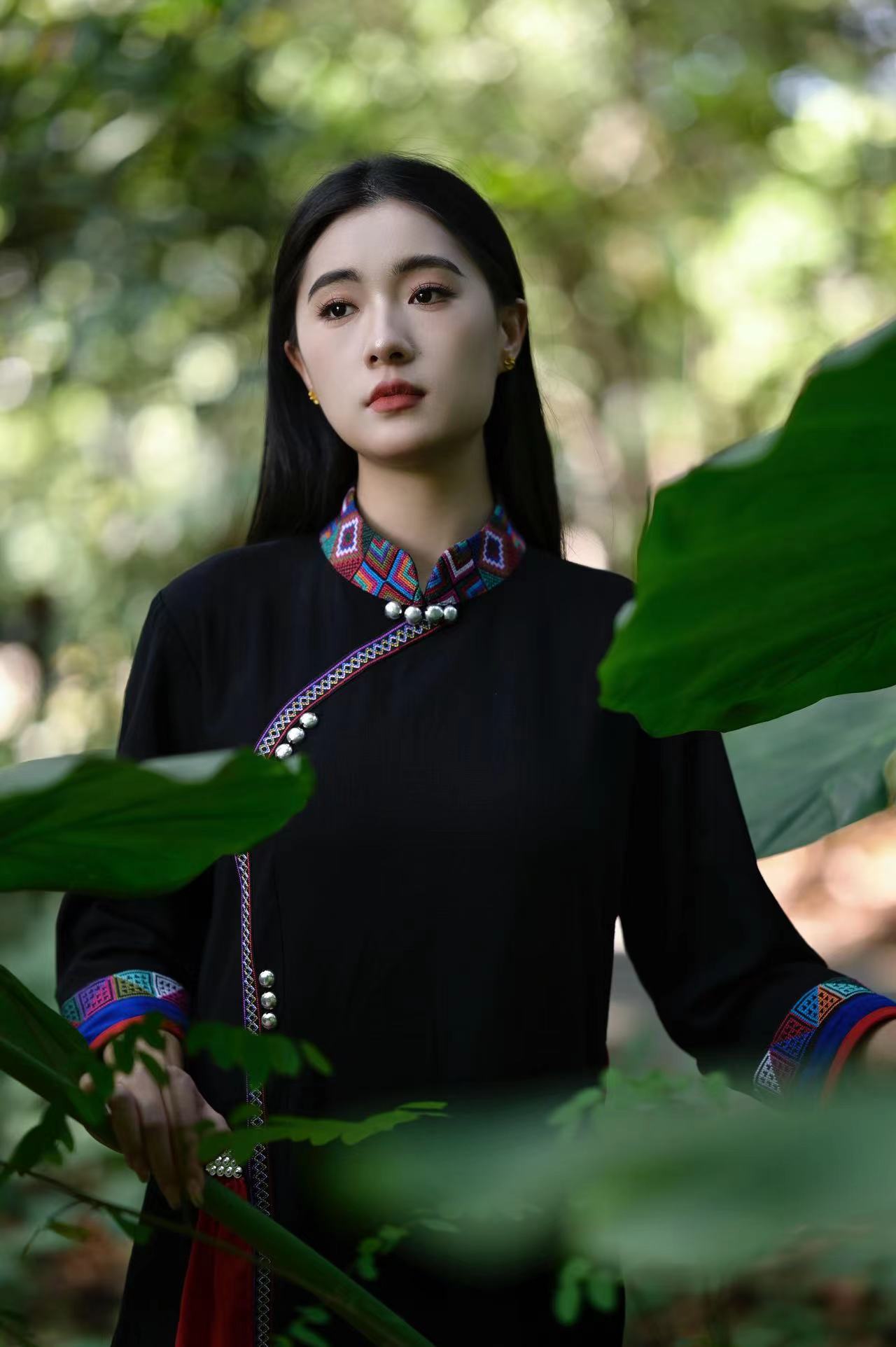 哈尼族服饰红河哈尼彝族自治州连衣裙刺绣设计哈尼宝贝舞蹈订制