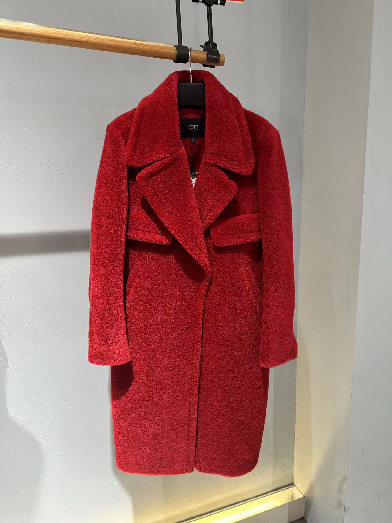 正品秋冬款红色翻领厚实修身羊剪绒大衣 EGEAWV807A-6599 (现货)