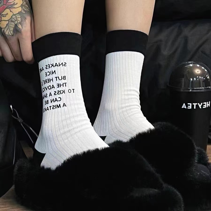 韩系小众SK黑白拼色字母印花中筒棉袜子春夏季女堆堆袜个性百搭袜