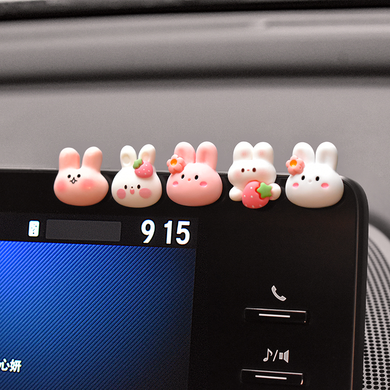 萌趣兔子车载摆件可爱卡通公仔车饰品汽车中控显示屏随心贴装饰贴