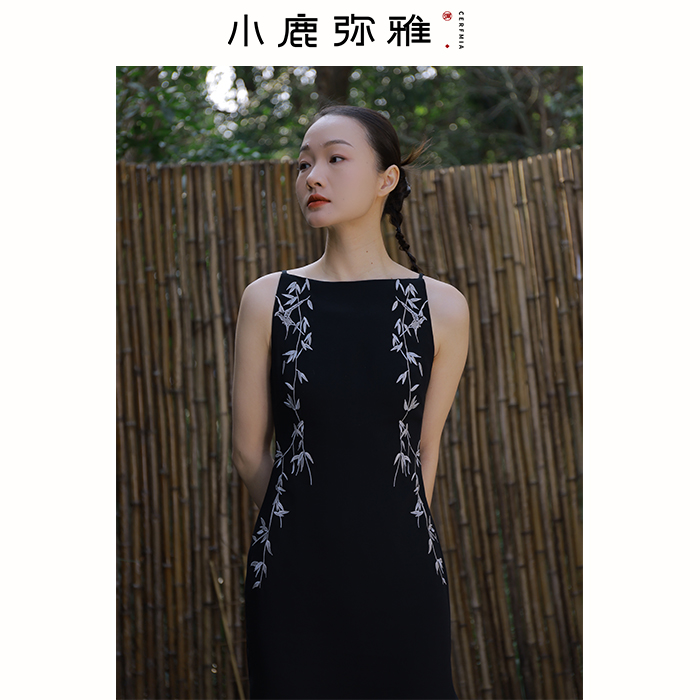 小鹿弥雅《燕归来》原创设计新中式黑色一字领无袖刺绣修身连衣裙