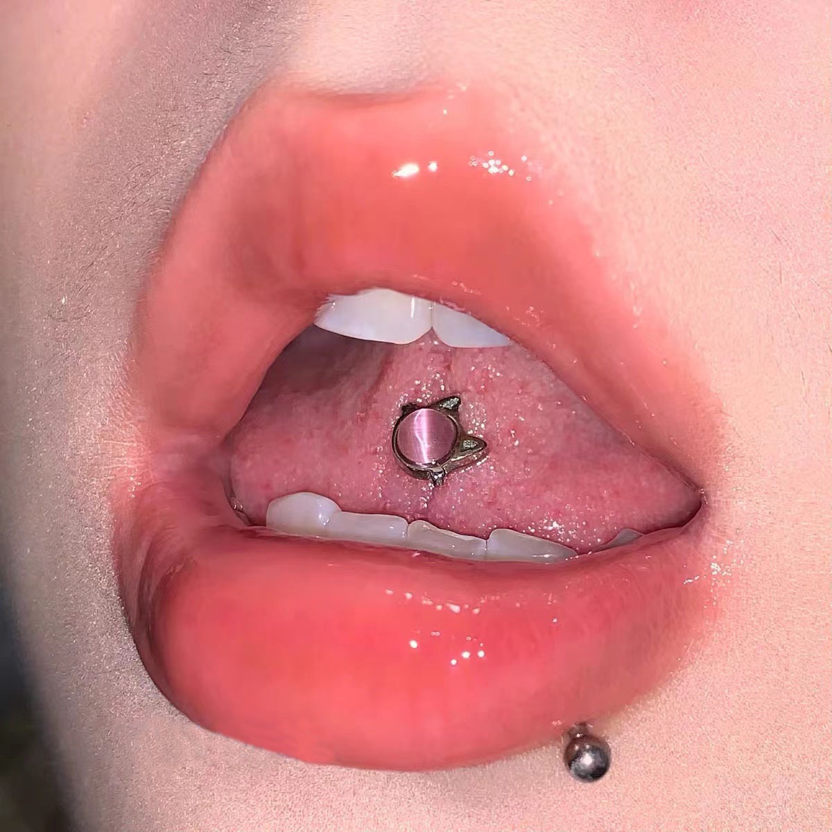 女孩舌头