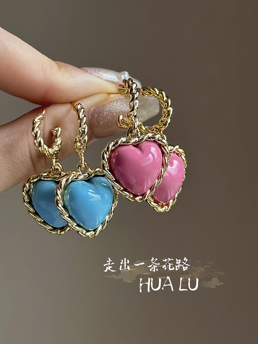HUALU-是心动啊~奶油粉色高级感法式复古糖果色金属蓝色爱心耳环