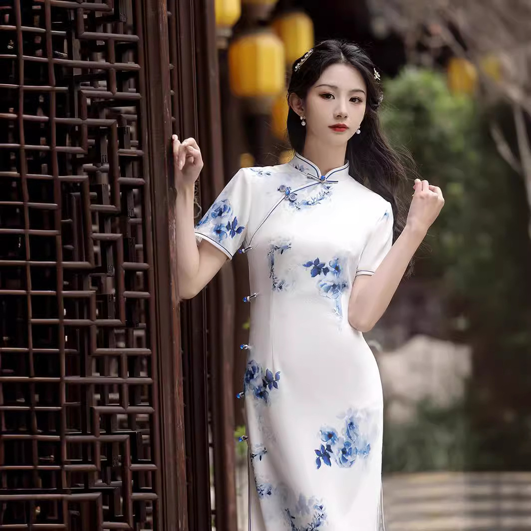 中国风改良旗袍2024春 夏新款高级水墨画青花瓷印花复古少女日常