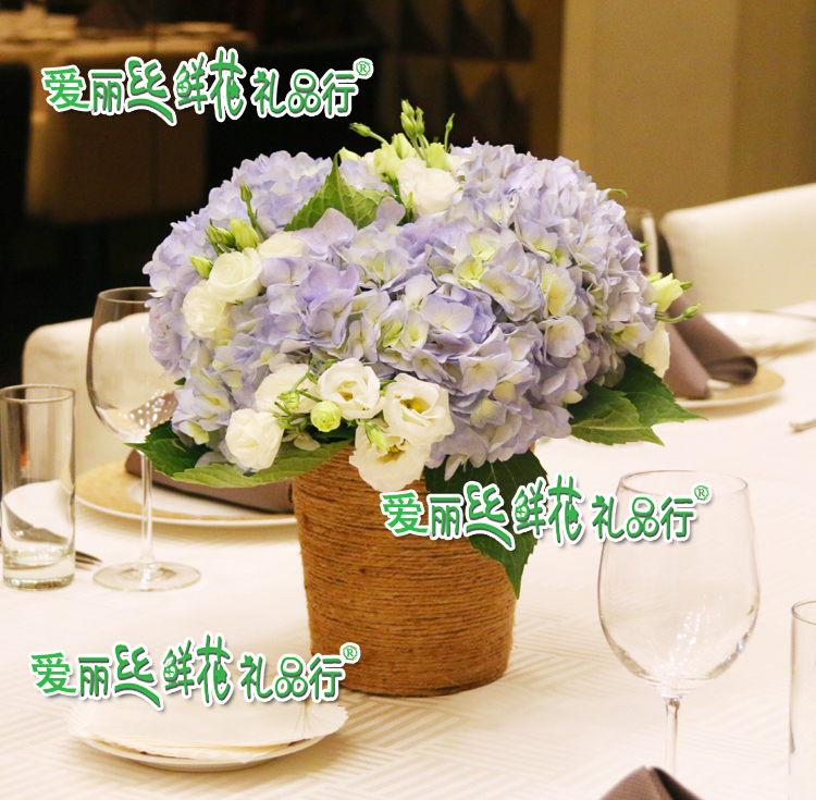 晚宴西餐宴会白色龙胆蓝色绣球花花瓶插花 婚礼商务桌花 北京鲜花