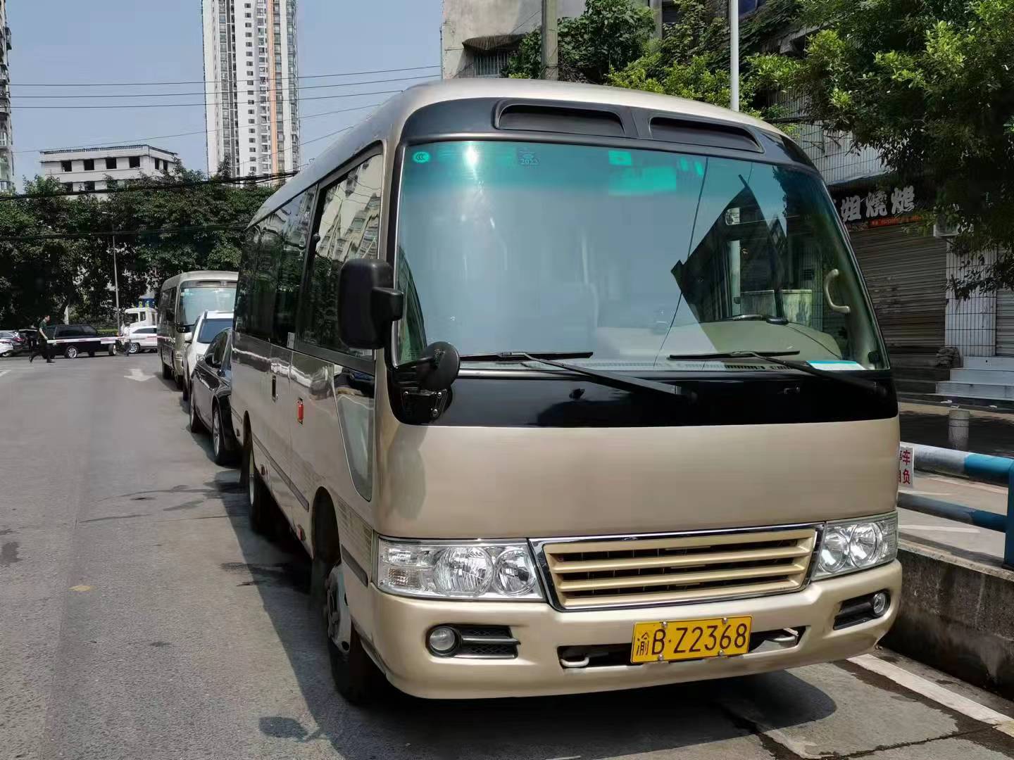 重庆租车服务汽车租赁自驾送机埃尔法奔驰商务考斯特大巴接机优惠