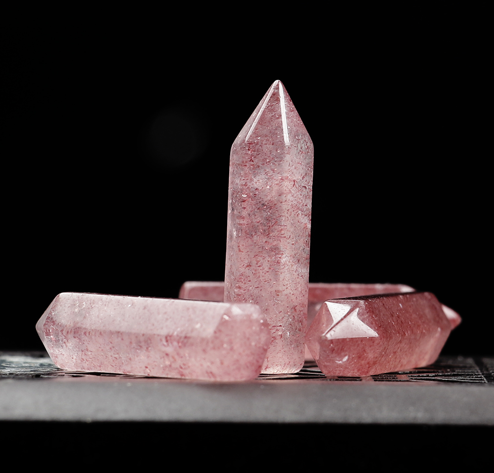 天然草莓晶六棱柱子粉红色半透明水晶迷你款小观赏石头玩件晶体石