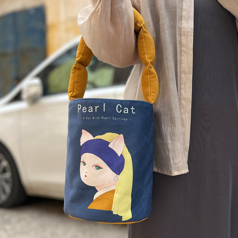 秀洛原创名画戴头巾珍珠耳环的少女猫咪充棉肩带马蹄手提水桶包女
