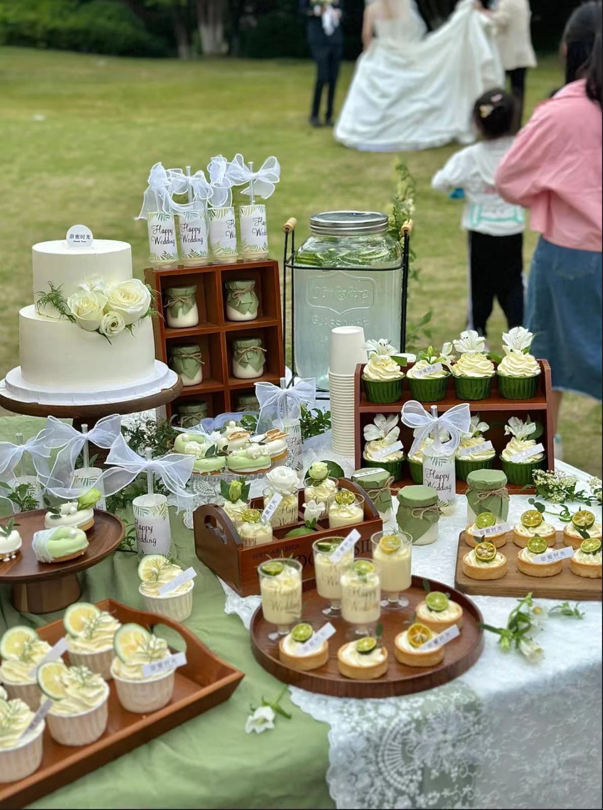 森系婚礼甜品台 小清新绿白色系户外结婚订婚宴会甜品台蛋糕装饰