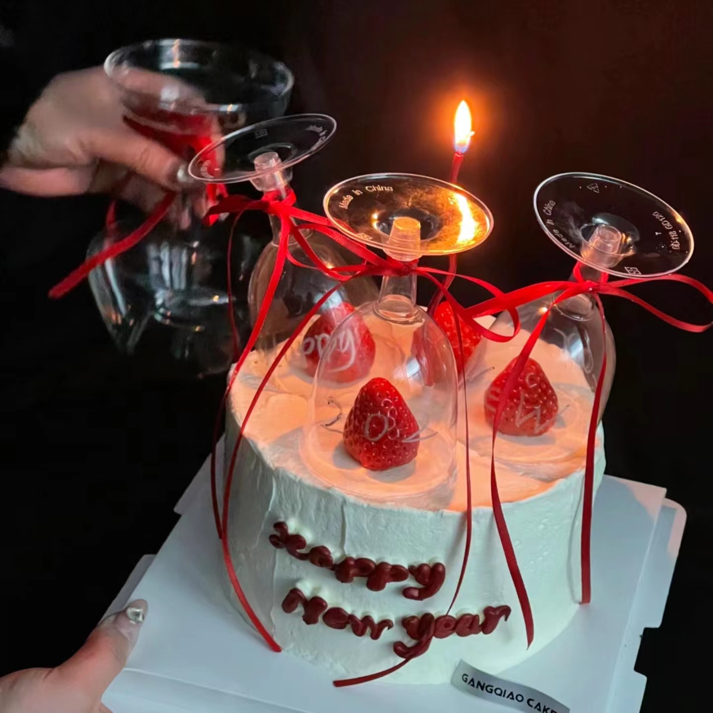 网红跨年元旦蛋糕装饰摆件红酒杯高脚杯碰杯新年快乐红色丝带插件