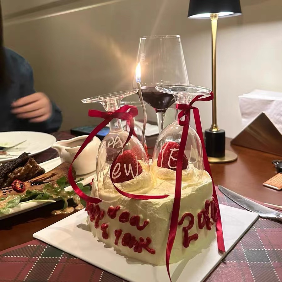 网红除夕跨年蛋糕装饰透明红酒杯摆件碰杯新年快乐高脚杯红色丝带