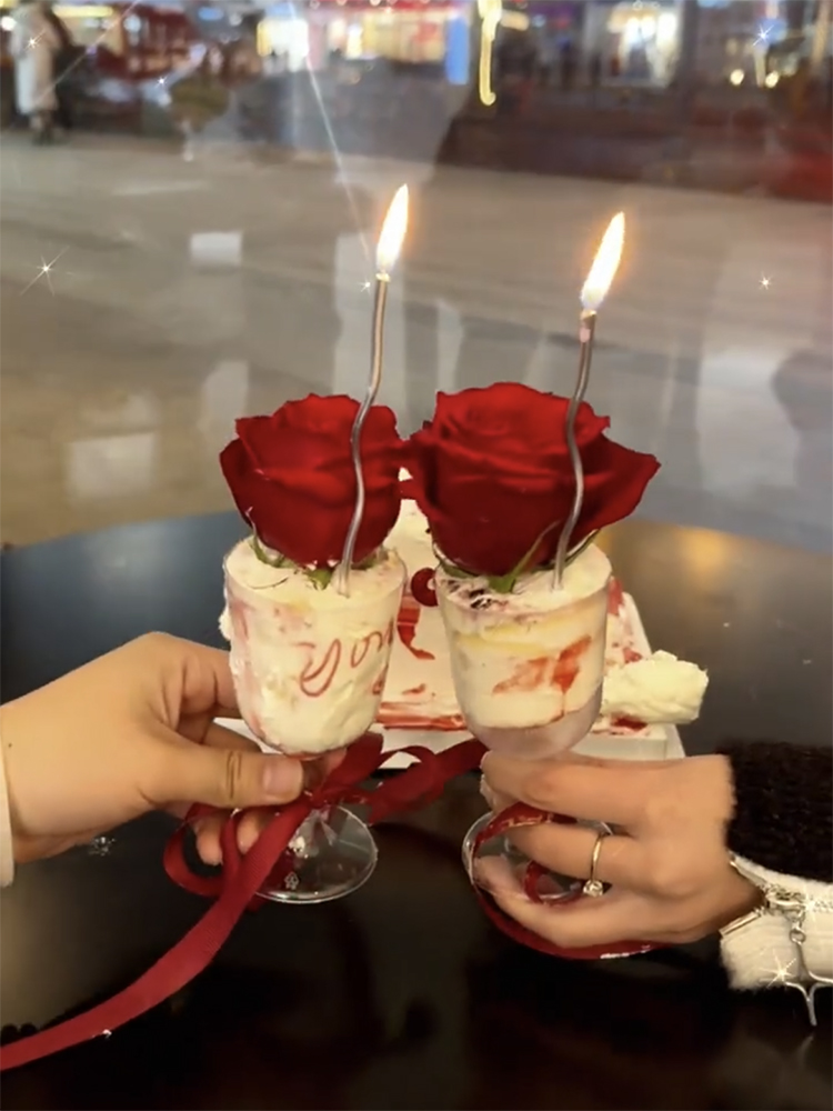 214情人节蛋糕装饰 透明大酒杯红酒杯碰碰杯玫瑰花情侣蛋糕装扮