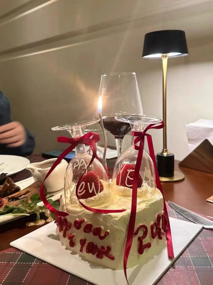 网红跨年蛋糕装饰透明红酒杯摆件碰杯新年快乐高脚杯红色丝带装扮