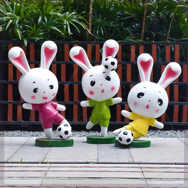 卡通足球兔子雕塑商场美陈景观店铺小品装饰网红吉祥物玻璃钢摆件