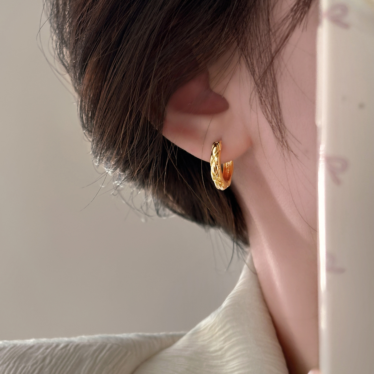 日韩轻奢金色耳环女纯银小众设计感耳圈高级耳钉2024新款爆款耳饰