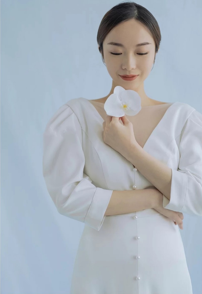 新款孕妇拍照服装韩式唯美孕照白色拖尾礼服摄影楼孕期妈咪艺术照