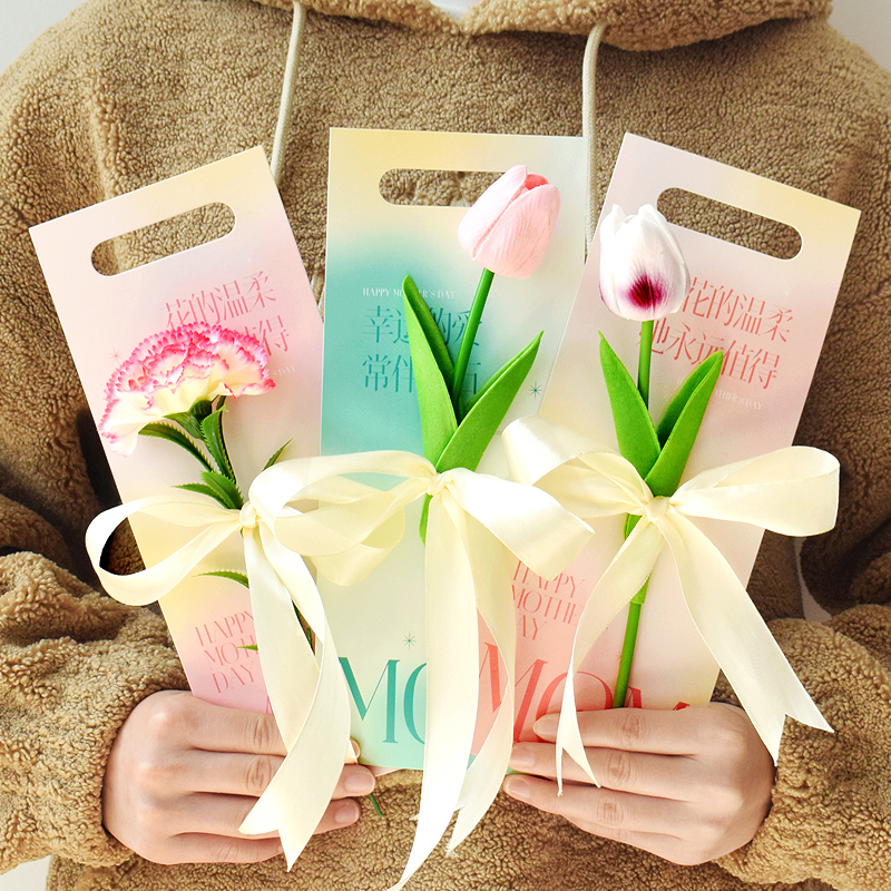母亲节手绘鲜花花束包装卡送妈妈康乃馨唯美高级背景花店礼物