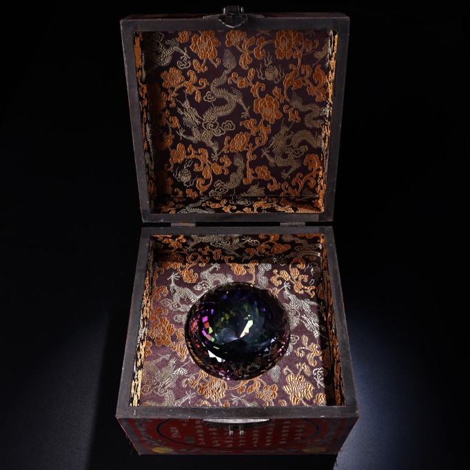 珍品旧藏宫廷御藏罕见七彩色钻石一颗手绘漆器盒 硬度可达到9级
