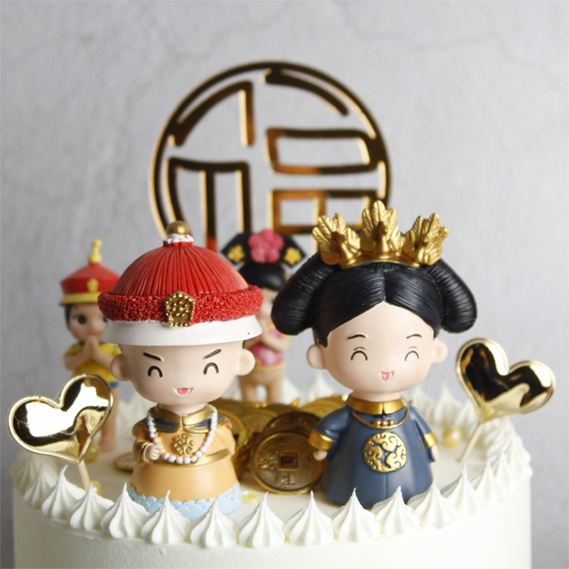 新年小猪烘焙蛋糕装饰皇上皇后宫廷娃娃玩偶摆件福寿绵长元宝插牌