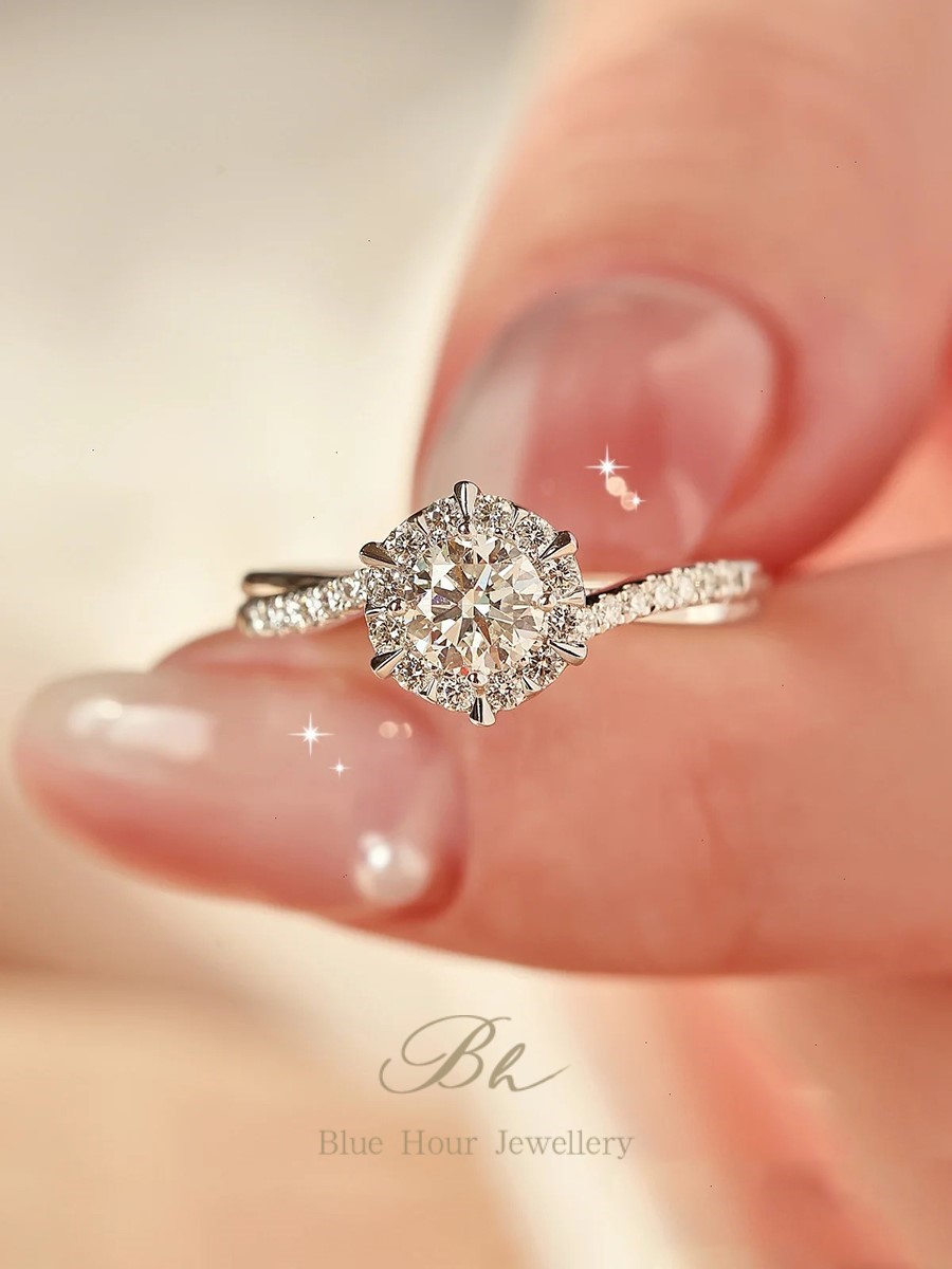 莫桑石戒指女纯银白金小众设计六爪50分钻石仿真求婚订婚结婚钻戒